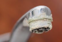 Как навсегда избавиться от белого налета на сантехнике: простое решение для дома