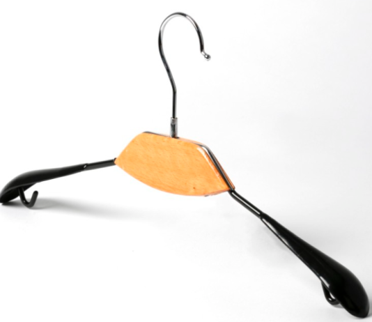 Какие вешалки лучше: подробный разбор материалов и форм